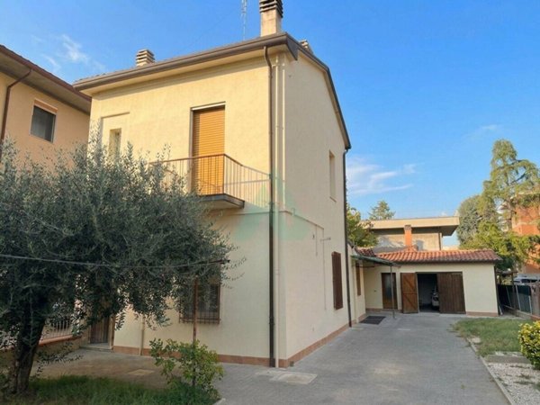 casa indipendente in vendita a Forlì