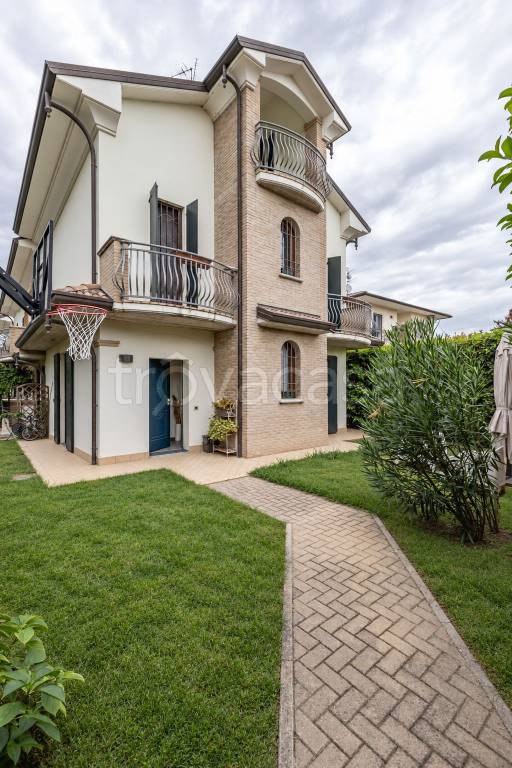 casa indipendente in vendita a Forlì