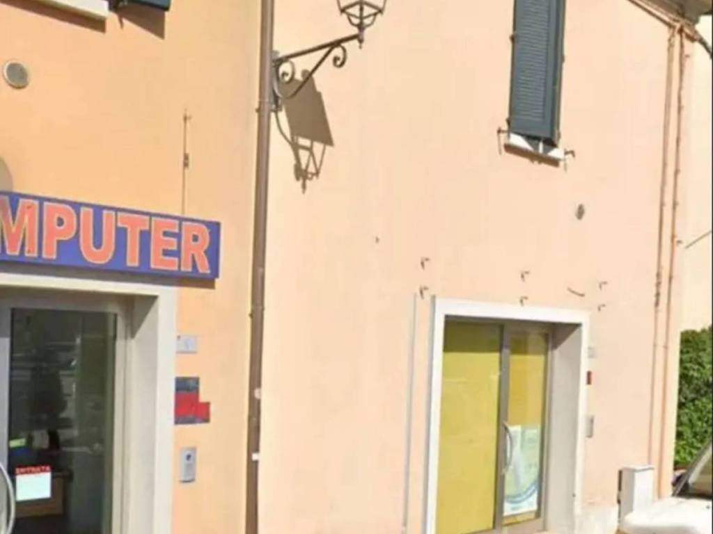 locale commerciale in vendita a Forlì