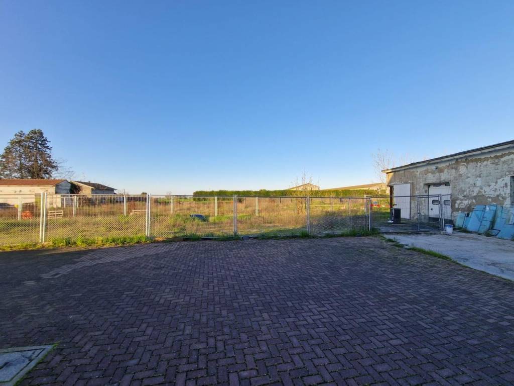 locale commerciale in vendita a Forlimpopoli