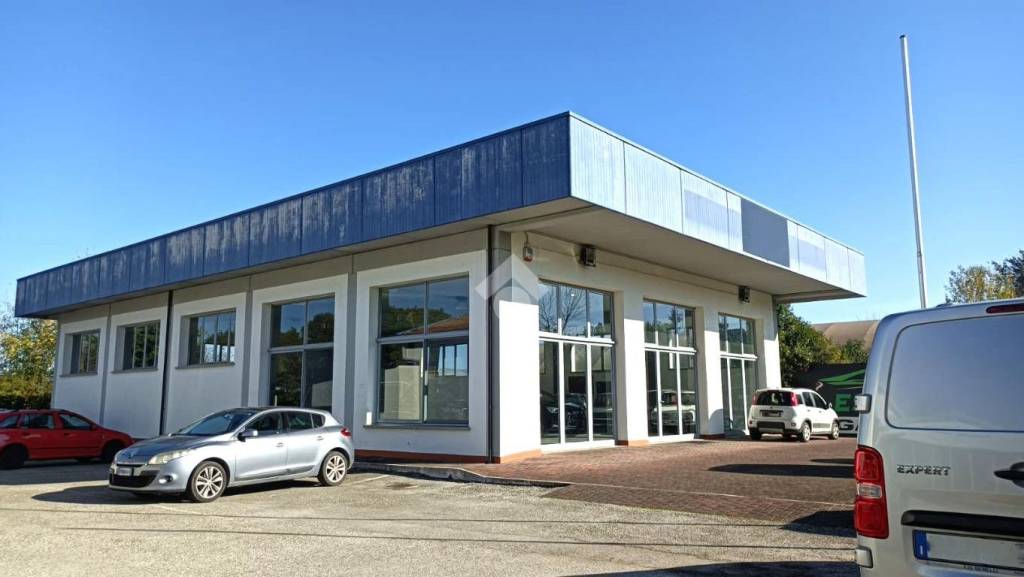 locale commerciale in vendita a Gambettola