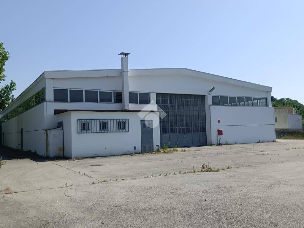 locale commerciale in vendita a Longiano in zona Badia