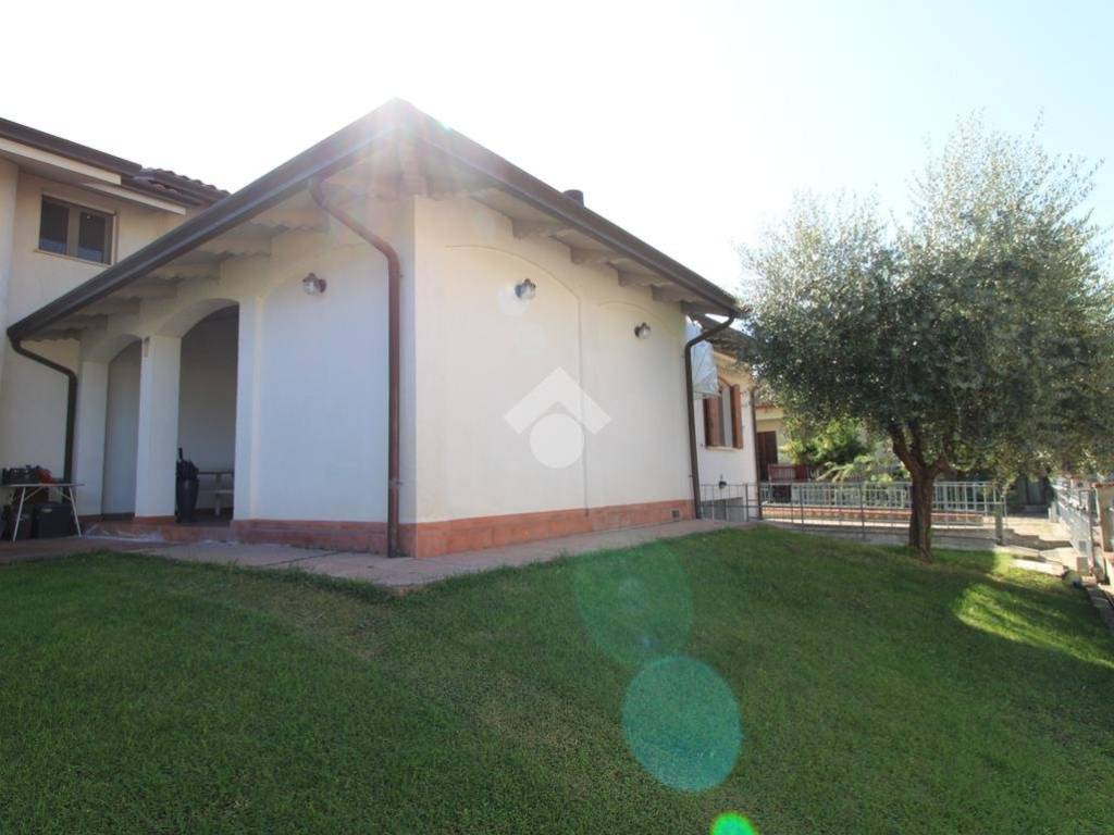casa indipendente in vendita a Longiano in zona Budrio