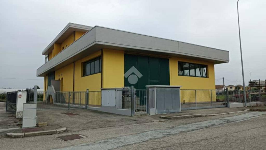locale commerciale in vendita a Longiano in zona Crocetta