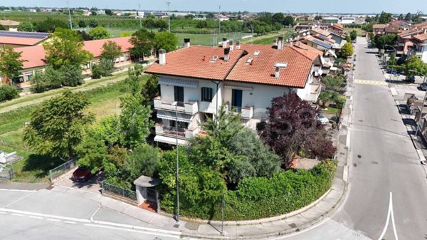 casa indipendente in vendita a Longiano in zona Budrio