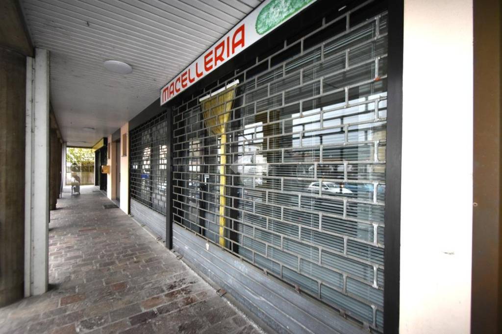 negozio in vendita a Predappio in zona Fiumana