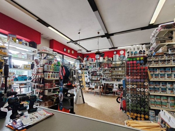 negozio in vendita a San Mauro Pascoli in zona San Mauro a Mare