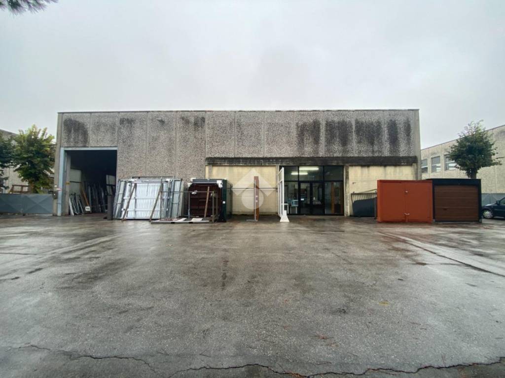 locale commerciale in vendita a Savignano sul Rubicone