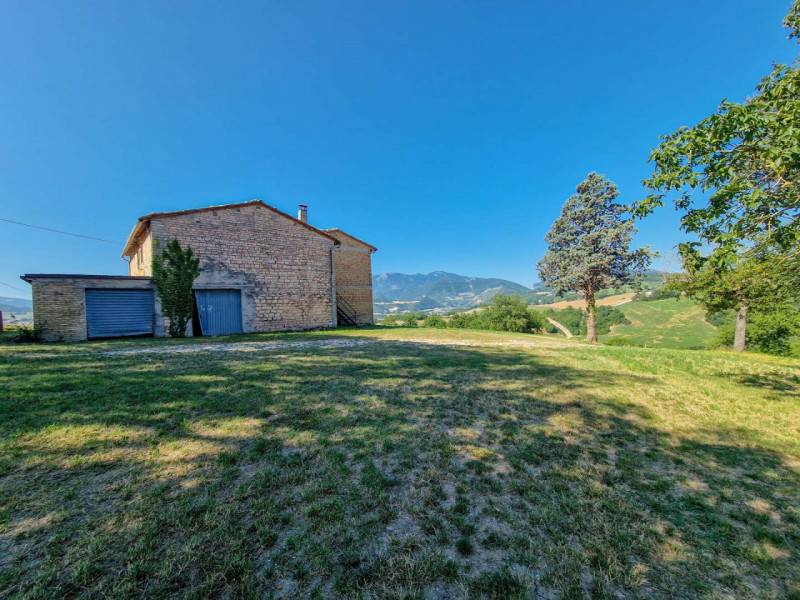 casa indipendente in vendita ad Acqualagna in zona Pole