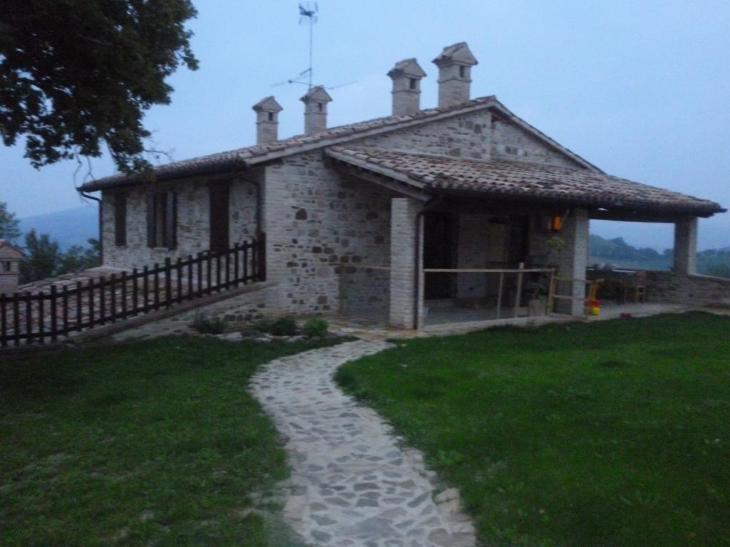 casa indipendente in vendita ad Acqualagna in zona Pole