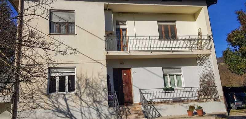 casa indipendente in vendita ad Acqualagna in zona Pole