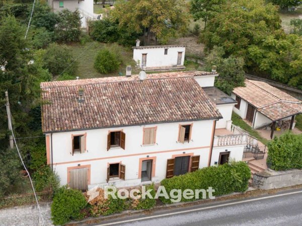 casa indipendente in vendita ad Acqualagna in zona Bellaria