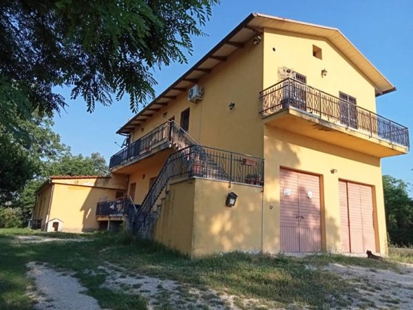 casa indipendente in vendita ad Acqualagna in zona Petriccio