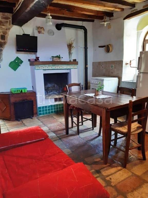 casa indipendente in vendita ad Acqualagna in zona Fossato