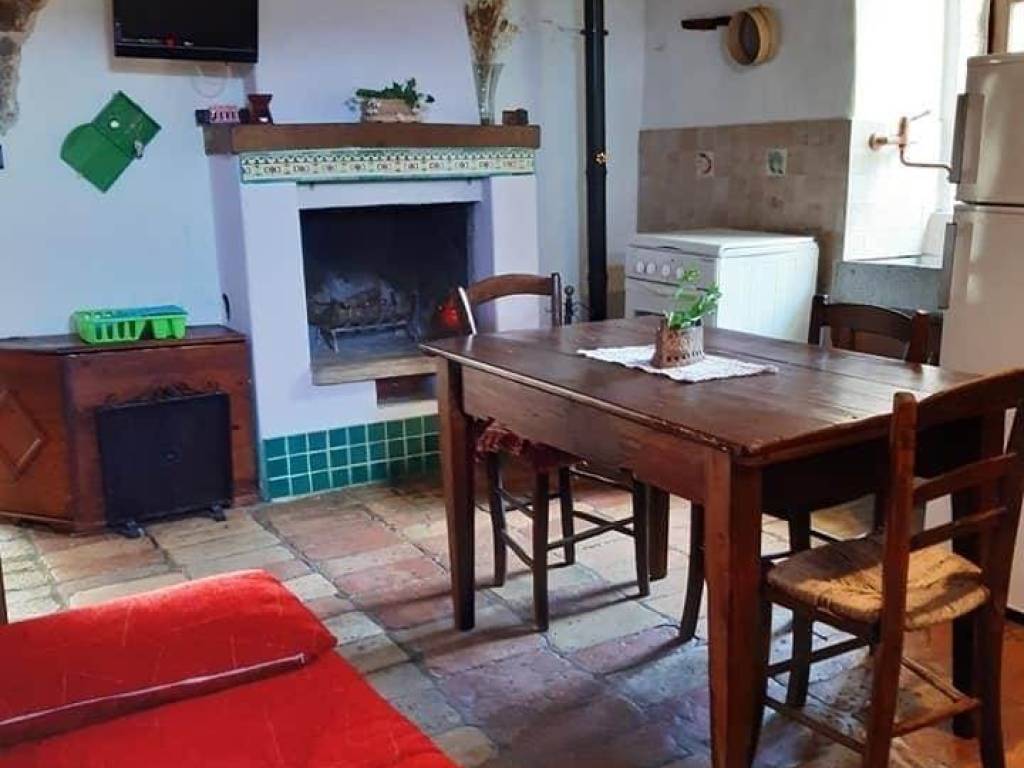 casa indipendente in vendita ad Acqualagna in zona Fossato