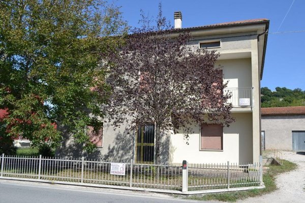 casa indipendente in vendita ad Acqualagna in zona Pole