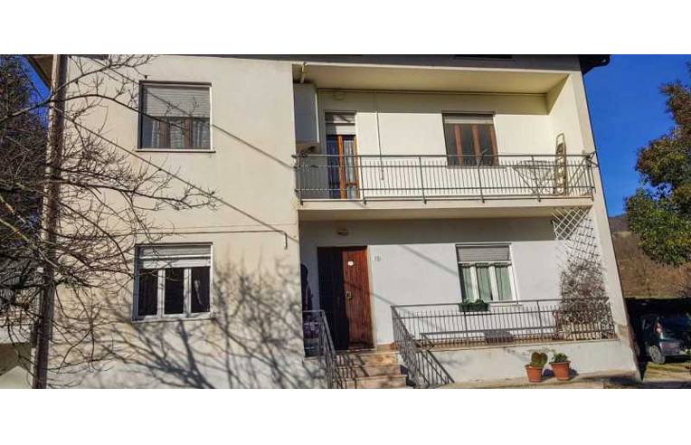 casa indipendente in vendita ad Acqualagna in zona Pole