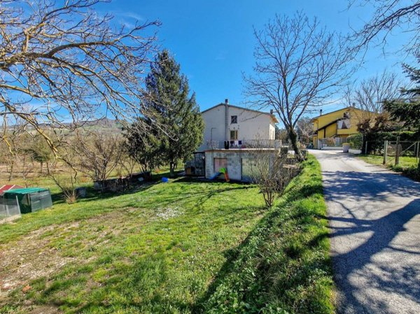 casa indipendente in vendita ad Acqualagna in zona Bellaria