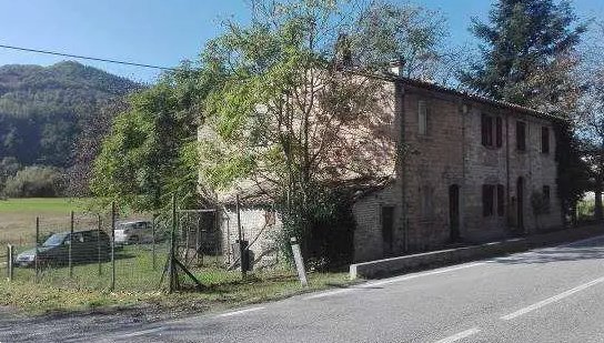 casa indipendente in vendita ad Acqualagna in zona Petriccio