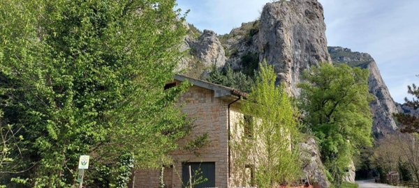 casa indipendente in vendita ad Acqualagna in zona Furlo