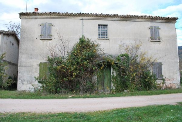 casa indipendente in vendita ad Acqualagna in zona Pelingo