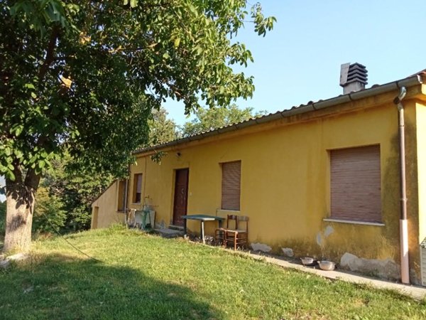 casa indipendente in vendita ad Acqualagna in zona Pole