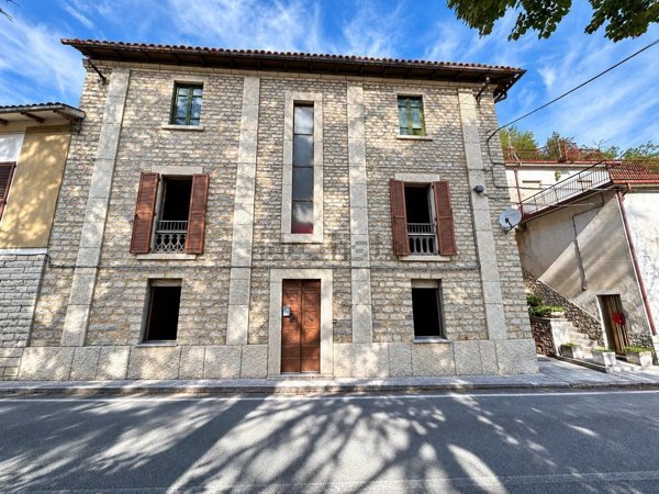 casa indipendente in vendita ad Acqualagna in zona Furlo