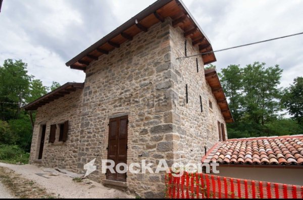 casa indipendente in vendita ad Apecchio in zona Pian di Molino