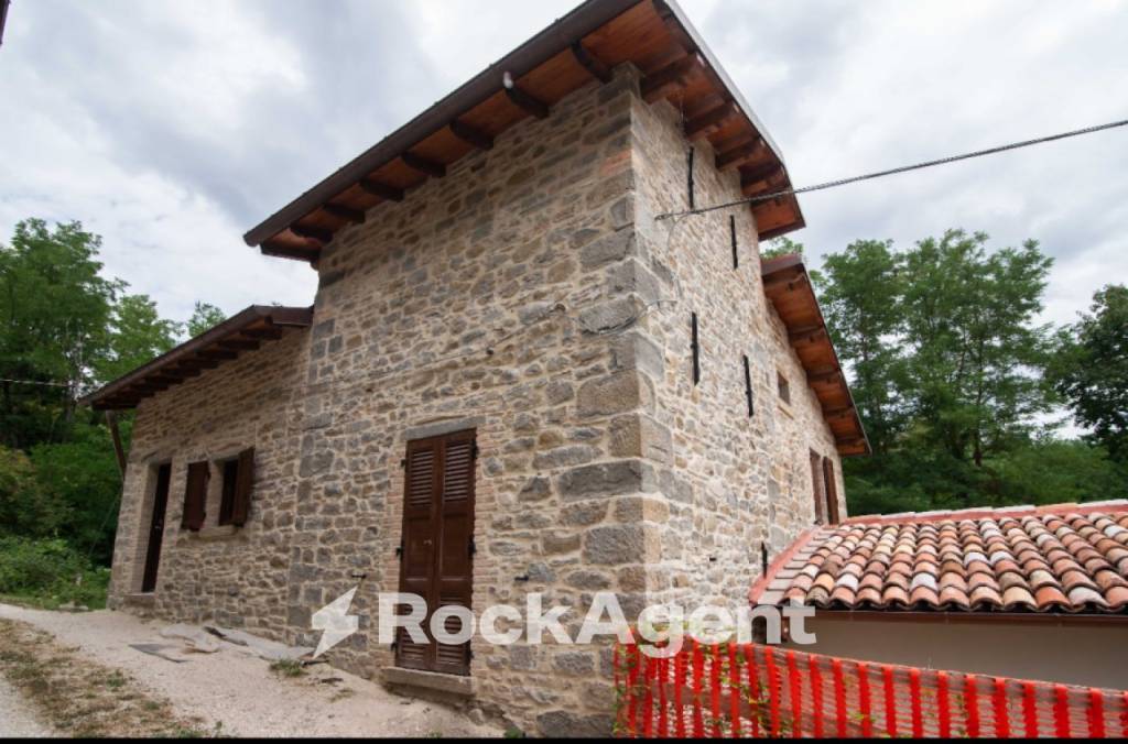 casa indipendente in vendita ad Apecchio in zona Pian di Molino