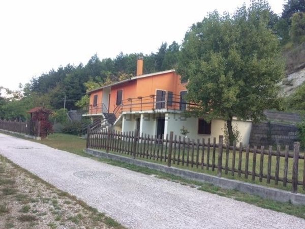 appartamento in vendita ad Apecchio in zona Colombara