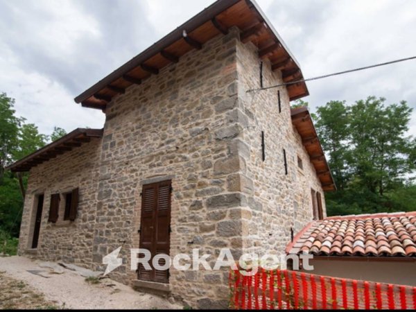 casa indipendente in vendita ad Apecchio in zona Pian di Molino