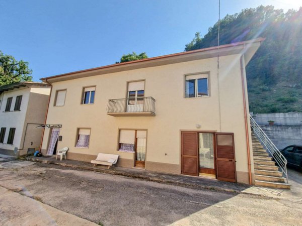 casa indipendente in vendita a Cagli