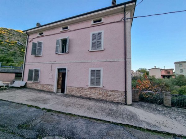 casa indipendente in vendita a Cagli
