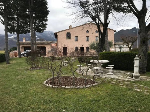 casa indipendente in vendita a Cagli