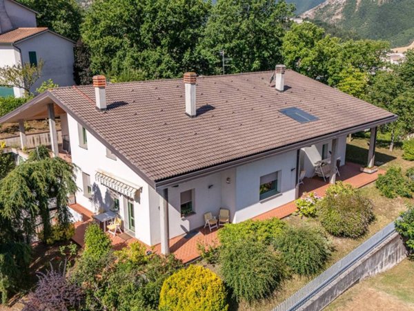 casa indipendente in vendita a Cagli