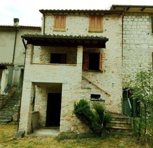 casa indipendente in vendita a Cagli in zona Paravento