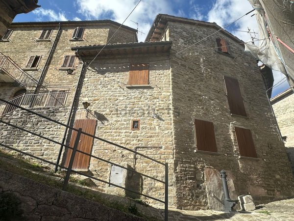 casa indipendente in vendita a Cagli in zona Pianello