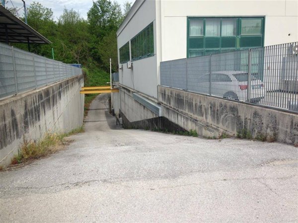 locale commerciale in vendita a Cagli