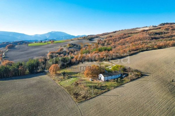 casa indipendente in vendita a Cagli