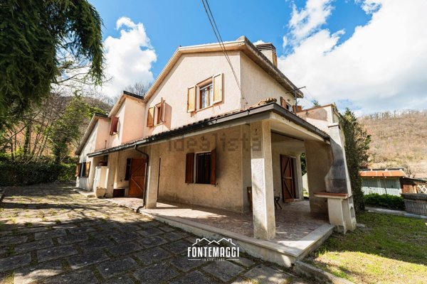casa indipendente in vendita a Cagli in zona Paravento