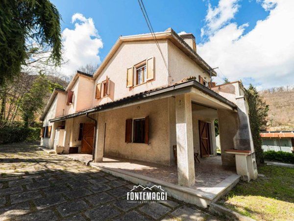 casa indipendente in vendita a Cagli in zona Paravento