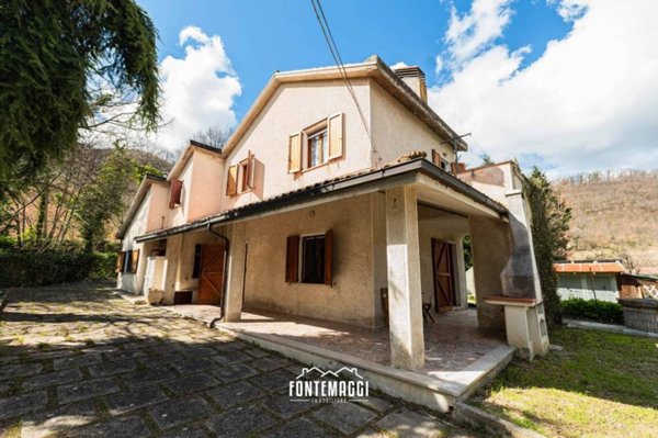 casa indipendente in vendita a Cagli in zona Paravento