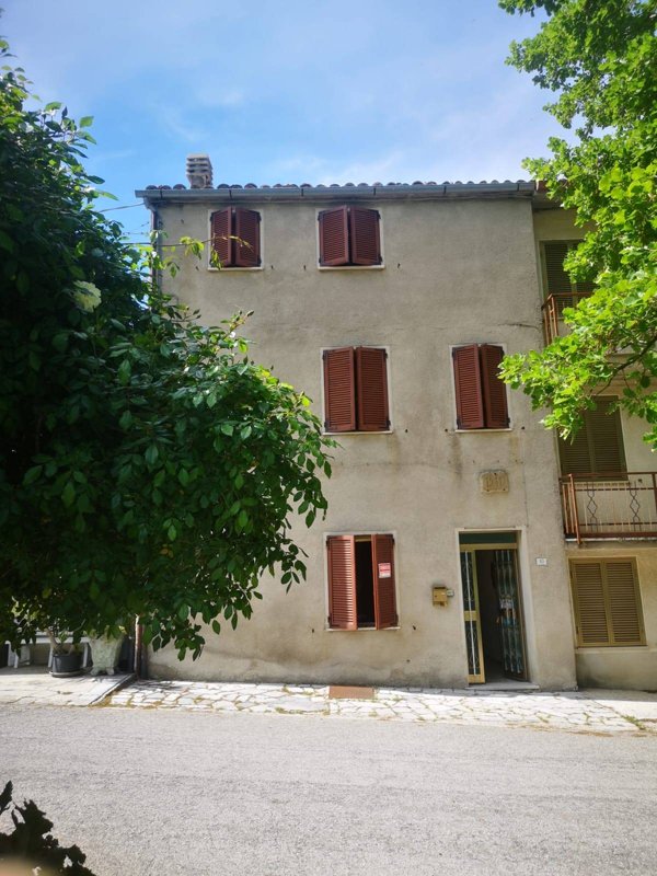 intera palazzina in vendita a Cagli in zona Paravento