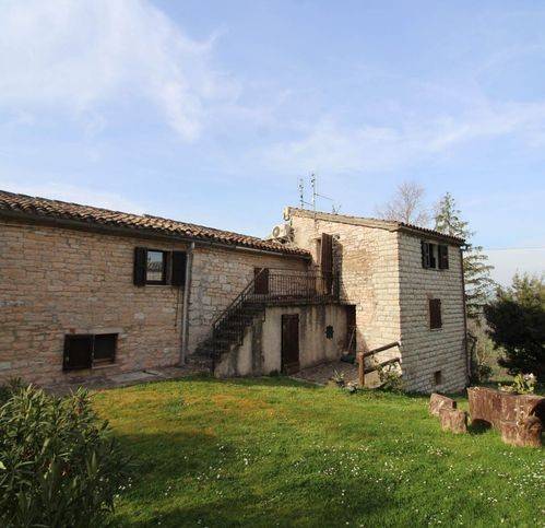 casa indipendente in vendita a Cagli in zona Pieia