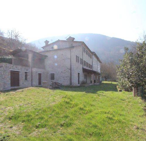casa indipendente in vendita a Cagli in zona Pieia
