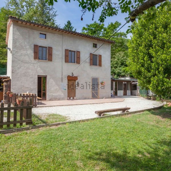 casa indipendente in vendita a Cagli in zona Pieia
