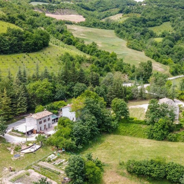 casa indipendente in vendita a Cagli in zona Pieia