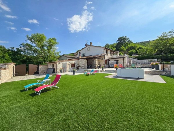 casa indipendente in vendita a Cagli