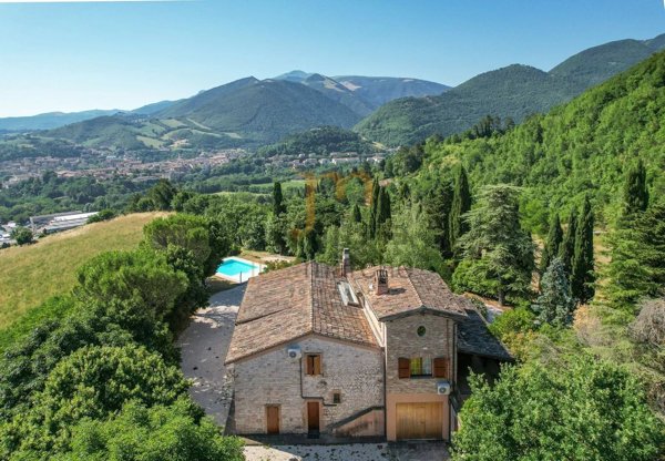 casa indipendente in vendita a Cagli in zona Paravento