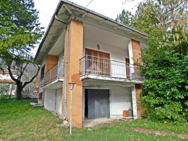 casa indipendente in vendita a Cantiano in zona Chiaserna